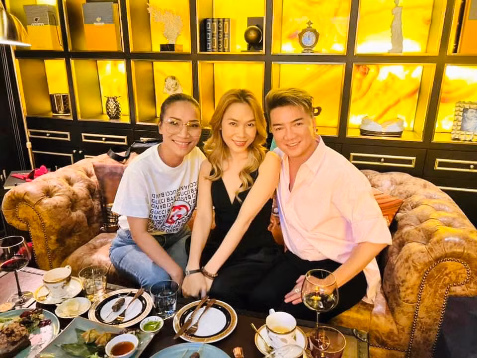 Đàm Vĩnh Hưng - Mỹ Tâm chụp ảnh cùng Hồng Ngọc.