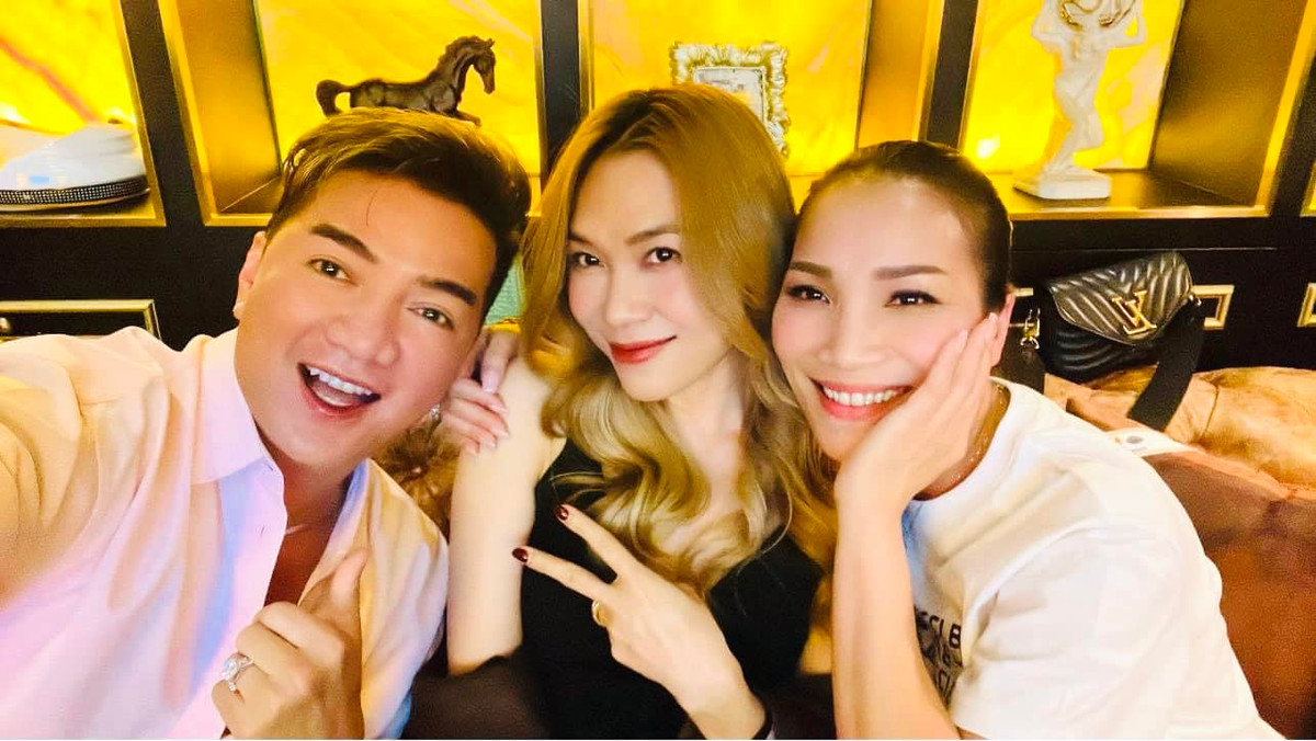 Nữ ca sĩ tạo dáng nhí nhảnh bên đàn chị và Mr Đàm.