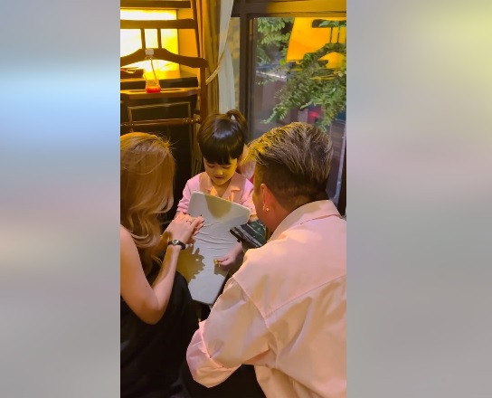 Trong clip Đàm Vĩnh Hưng đăng tải, Mỹ Tâm liên tục cầm tay cưng nựng cậu nhóc.