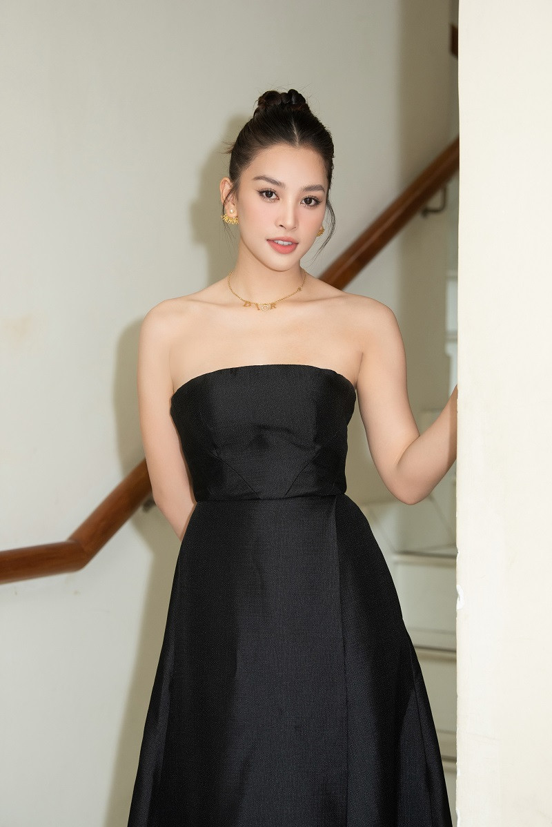 Ngày 7/5, Hoa hậu Tiểu Vy đã tham gia buổi sơ khảo lần 2 của Miss World Vietnam 2023. Xuất hiện tại sự kiện, nàng hậu khoe nhan sắc rạng rỡ.