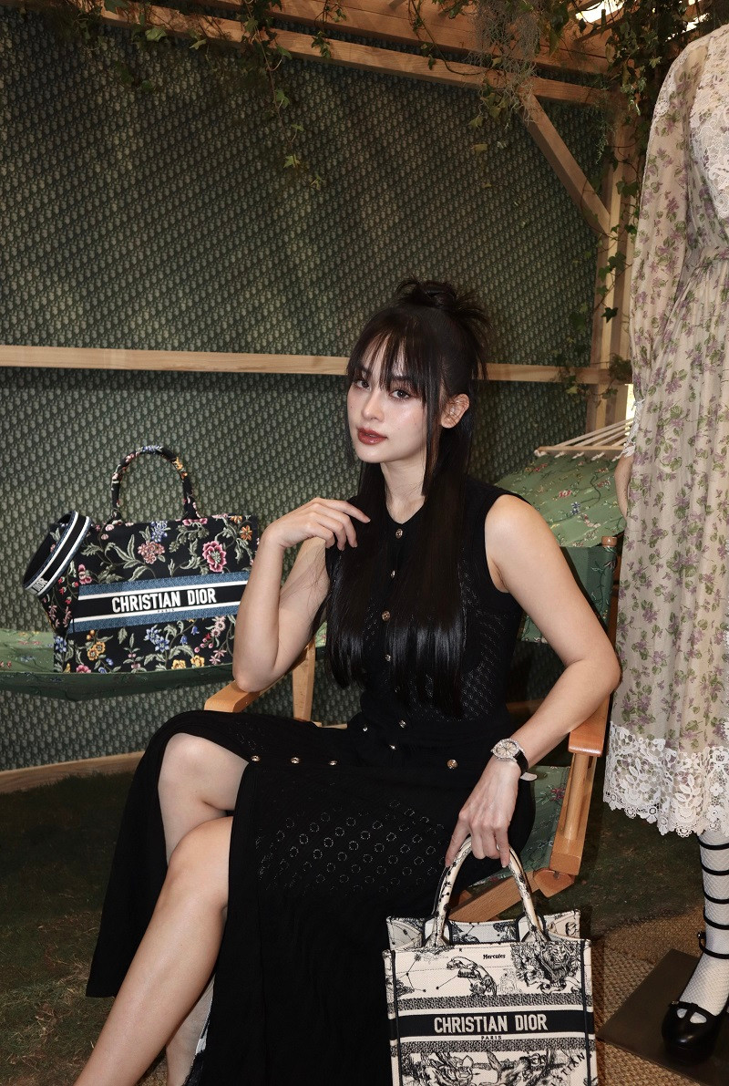 Dù sở hữu nét đẹp nhẹ nhàng, nữ tính nhưng cô không cố định với hình ảnh “bánh bèo” mà rất chăm thử nhiều phong cách khác nhau.