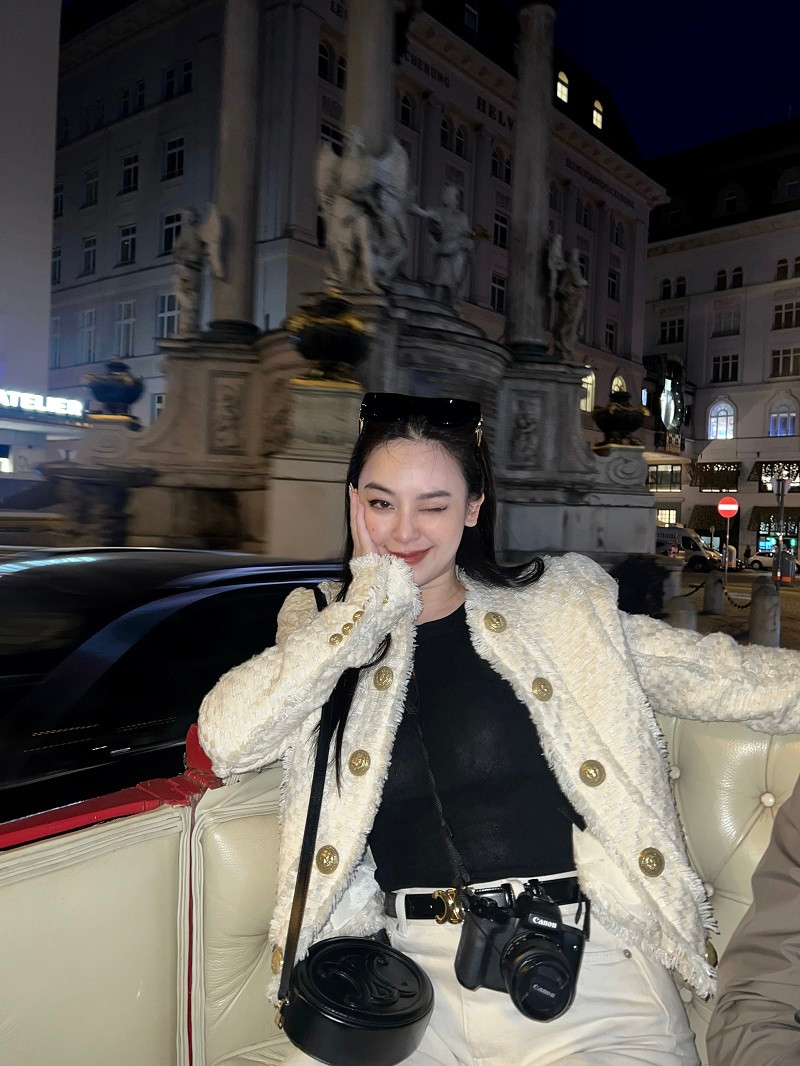 Mỹ nhân 9X từng theo học nhiều học khóa diễn xuất có uy tín tại Việt Nam như Autumn Meeting (Gặp gỡ mùa thu), A.C.T Academy của Kathy Uyên.