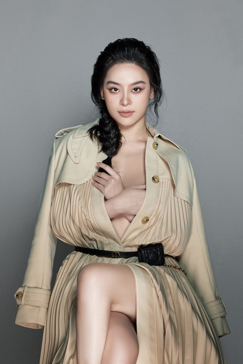 Tủ đồ đa dạng tạo cho Chi Hoàng những sắc màu cá tính khi xuống phố hay đi ăn cùng bạn bè, dự tiệc...