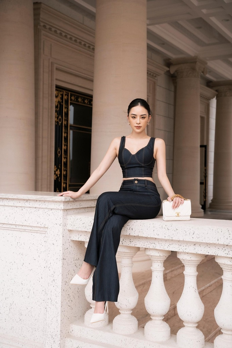 Bangkok Today cho biết, cô nàng là “mẫu ảnh kiêm founder của một thương hiệu thẩm mỹ hạng sang, có thành tích ấn tượng với 10 năm trong nghề và từng làm mẫu ảnh cho trên 100 thương hiệu lớn nhỏ tại Việt Nam”.