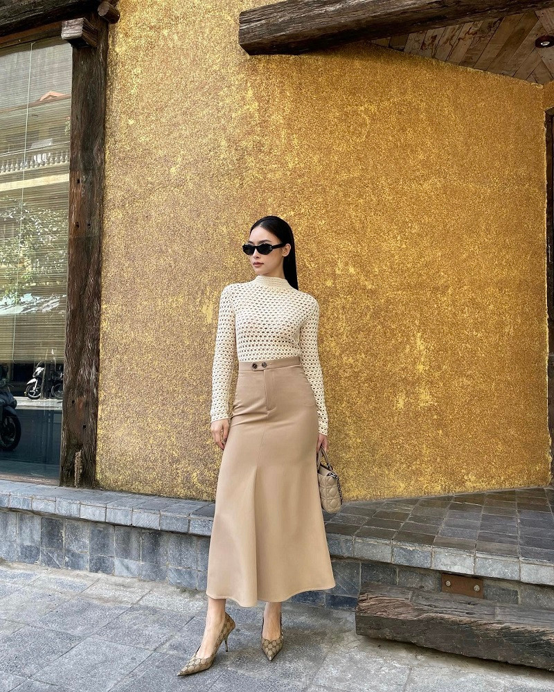 Bên cạnh gương mặt thu hút, Chi Hoàng ghi điểm với phong cách thời trang đời thường đa dạng, trẻ trung.