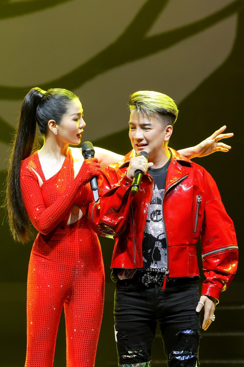 Lam Bao Chau tinh tu tang hoa cho Le Quyen tren san khau-Hinh-5