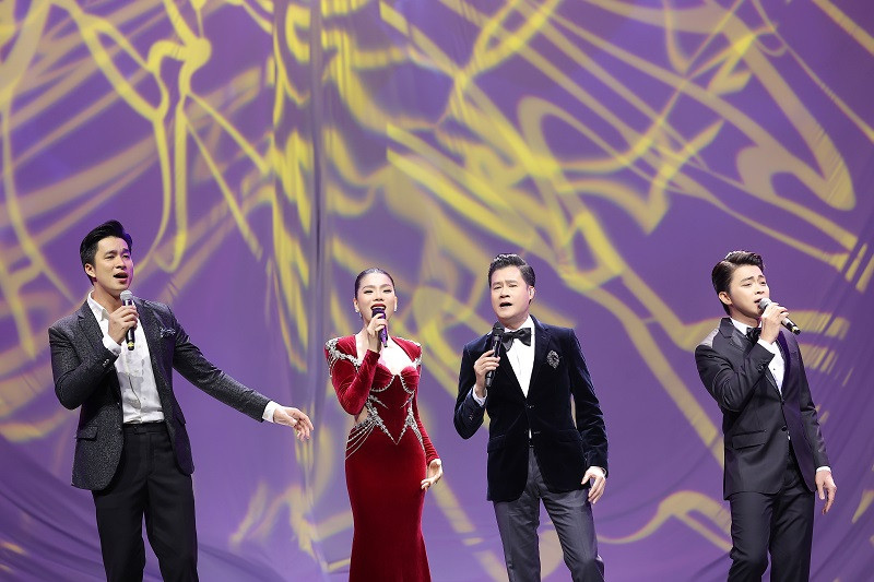 Lam Bao Chau tinh tu tang hoa cho Le Quyen tren san khau-Hinh-4