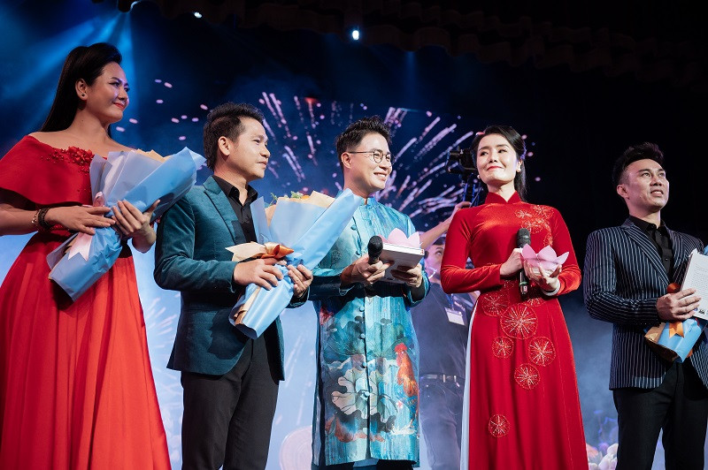 Trong Tan “chay het minh” trong dem nhac “Song nhu bong phao hoa