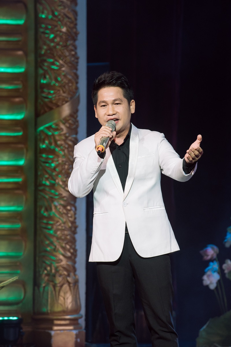 Trong Tan “chay het minh” trong dem nhac “Song nhu bong phao hoa