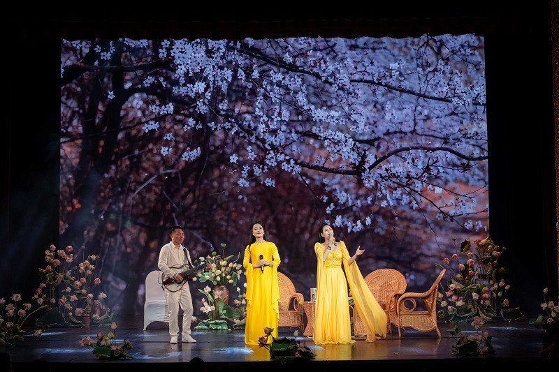 Trong Tan “chay het minh” trong dem nhac “Song nhu bong phao hoa