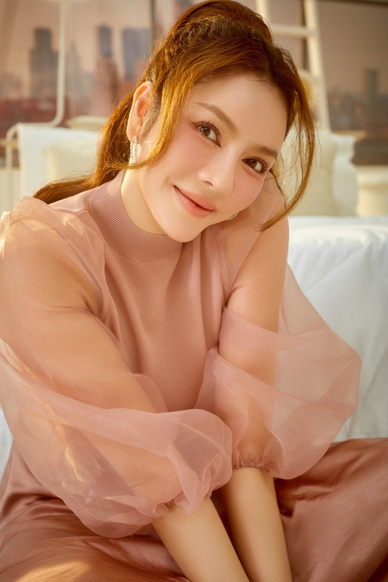 Vốn nổi tiếng về độ chịu chi trong khoản đầu tư trang phục, Lý Nhã Kỳ luôn biết cách khiến mình tỏa sáng trước ống kính. Không chỉ rực rỡ khi sải bước trên thảm đỏ các liên hoan phim quốc tế, những bộ ảnh thời trang của nữ diễn viên cũng "cháy" không kém.