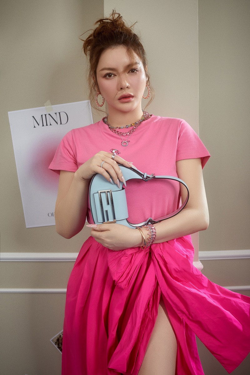 Trong các bức ảnh, ngoài phần make up và trang phục chỉn chu, người xem tinh tế nhận ra những phụ kiện kim cương sang chảnh của nàng kiều nữ.