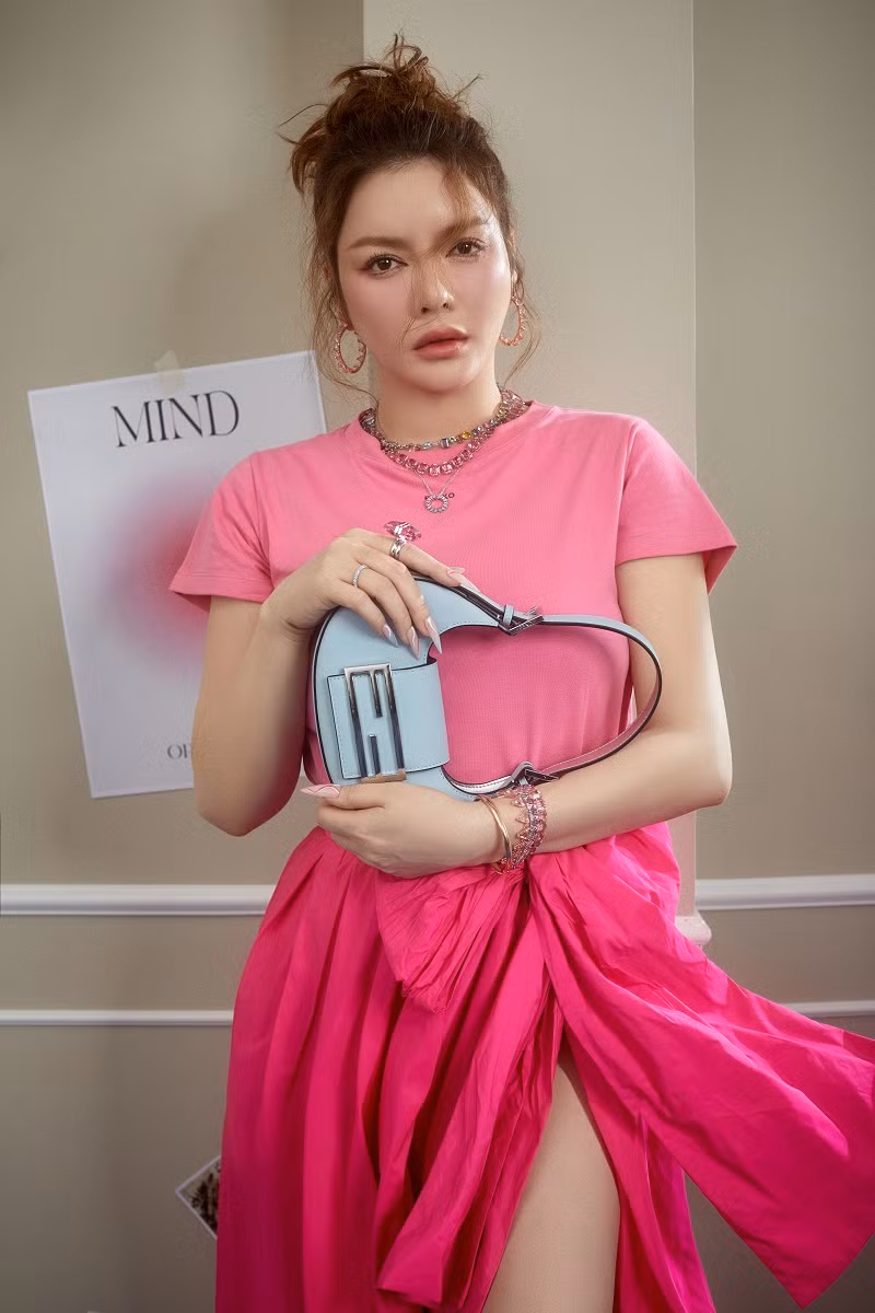 Trong các bức ảnh, ngoài phần make up và trang phục chỉn chu, người xem tinh tế nhận ra những phụ kiện kim cương sang chảnh của nàng kiều nữ.