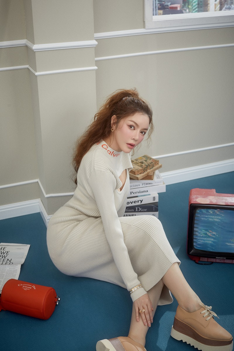 Vì mẫu váy đã rất bắt mắt nên người đẹp không quá cầu kỳ khi chọn kiểu tóc.