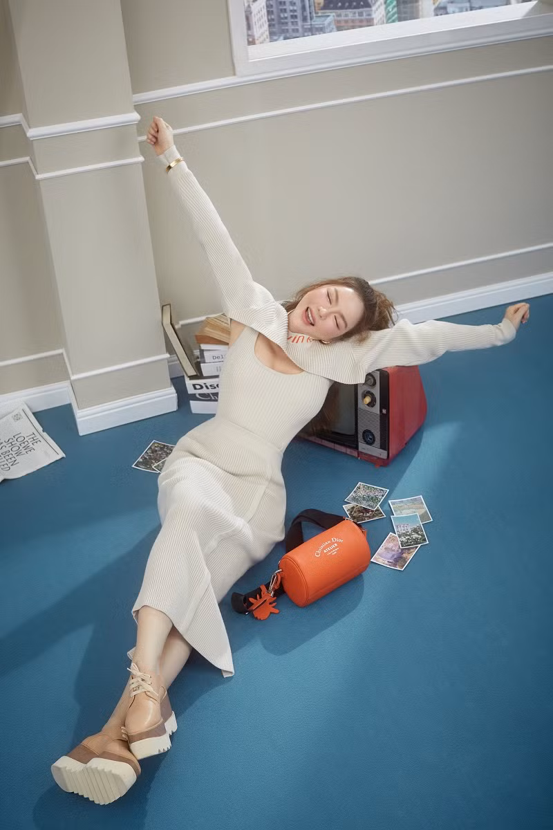 Với ê-kíp hùng hậu từ trợ lý, stylist, Lý Nhã Kỳ ngày càng trẻ do biết cách ăn mặc, lựa chọn những gam màu sắc tôn da và những chiếc váy "xì tin".