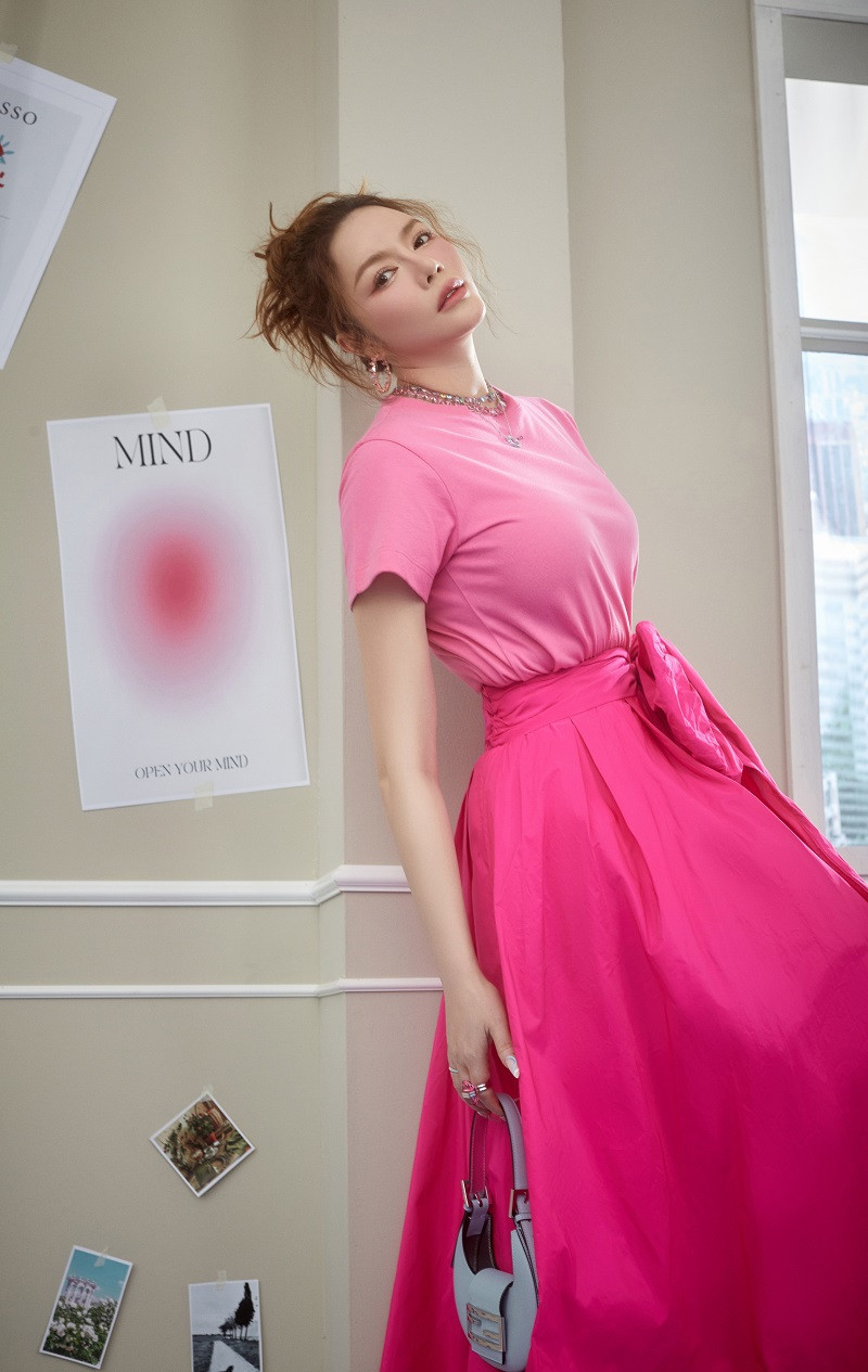 Nữ diễn viên còn cho thấy sự khéo léo khi chọn phụ kiện trẻ trung phong cách GenZ, túi xách trắng của Gucci.