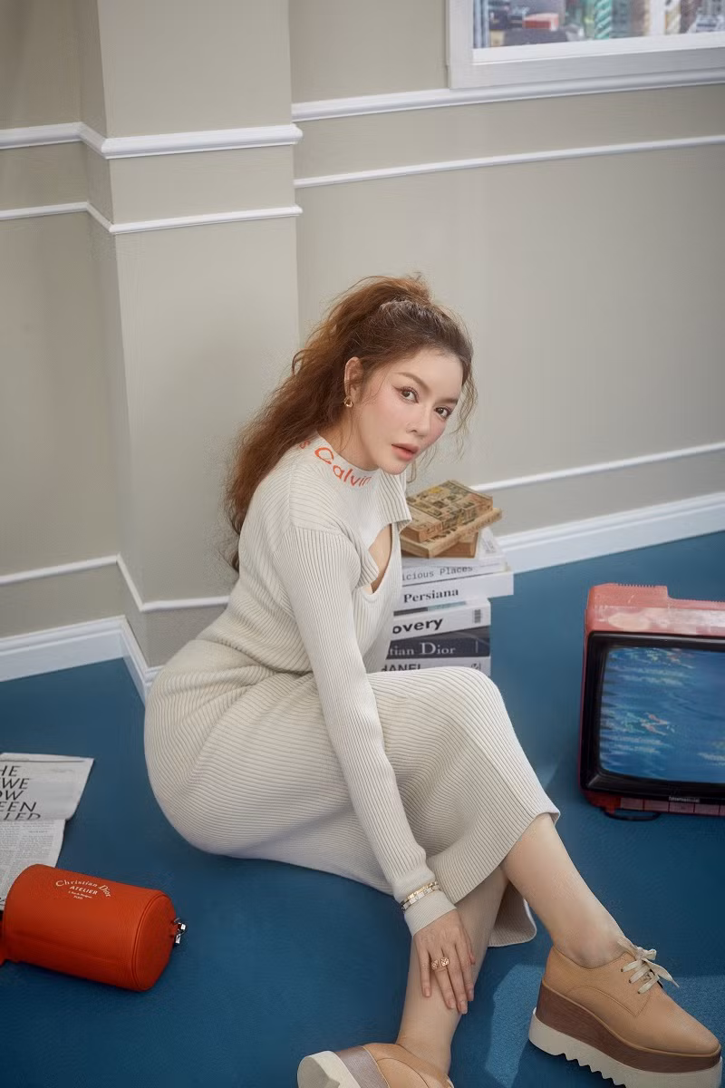 Vì mẫu váy đã rất bắt mắt nên người đẹp không quá cầu kỳ khi chọn kiểu tóc.