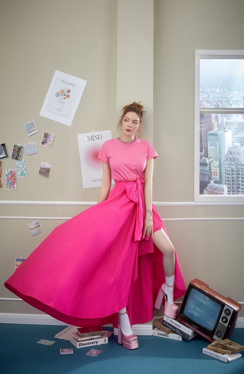 Với trang phục gam màu hồng, nữ diễn viên tô đậm nét trong trẻo, yểu điệu thục nữ.