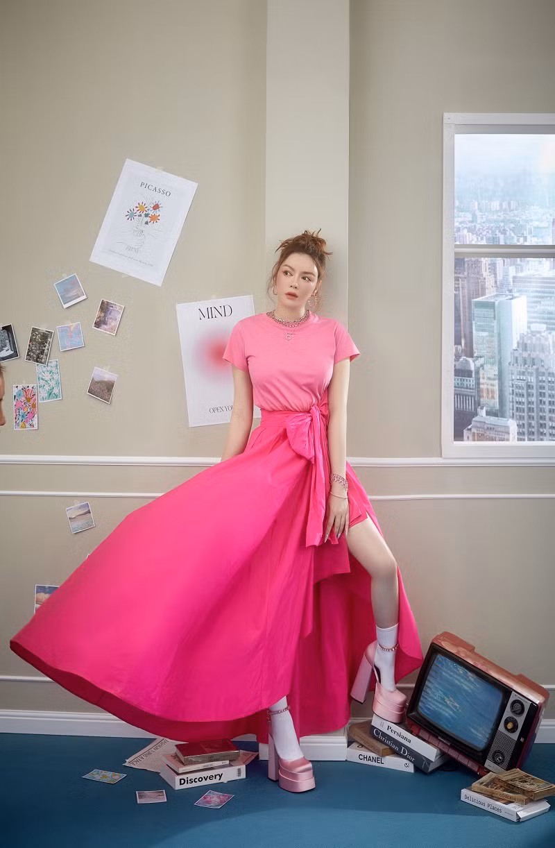 Với trang phục gam màu hồng, nữ diễn viên tô đậm nét trong trẻo, yểu điệu thục nữ.