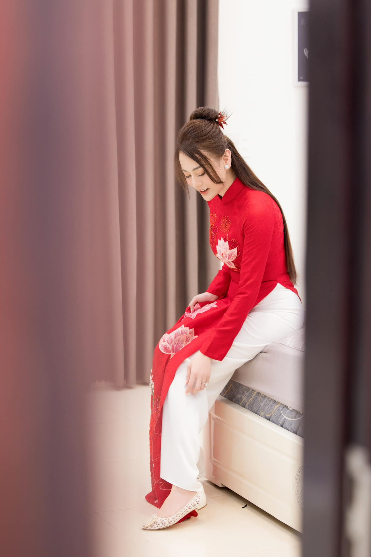 Nữ diễn viên lựa chọn giày đế bệt kết hợp với áo dài cưới để không chênh lệch chiều cao quá nhiều với chồng doanh nhân. Đôi giày chất liệu ren cắt laser là sản phẩm từ thương hiệu Manolo Blahnik, có giá khoảng 30 triệu đồng. Ảnh: Vũ Toàn