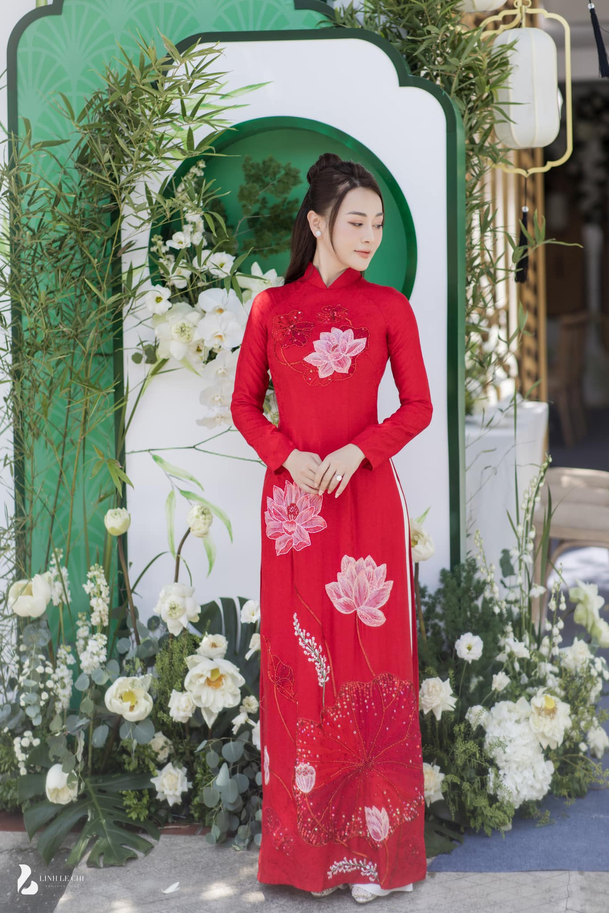 Đặc biệt, Phương Oanh được khen 10 điểm tinh tế khi lựa chọn trang phục, phụ kiện cho lễ ăn hỏi.