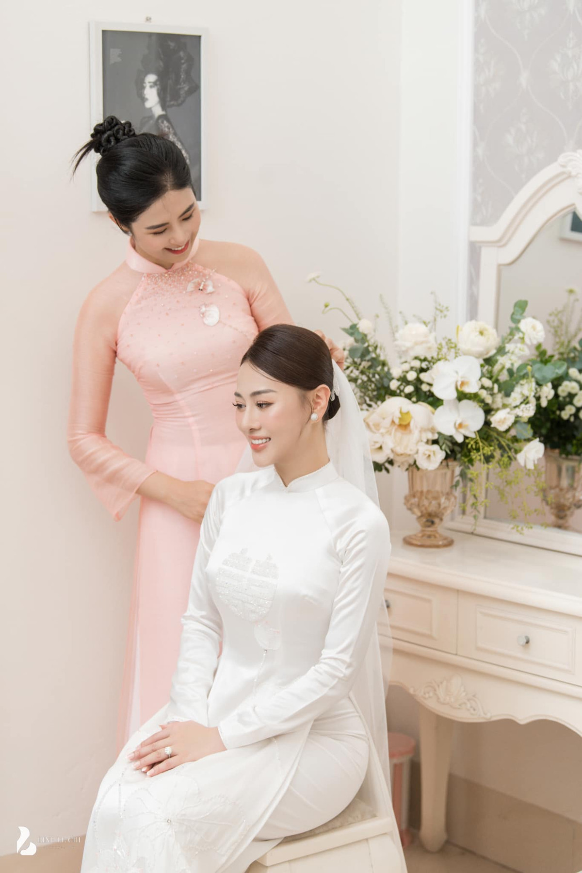 Ngọc Hân đến chúc mừng ngày vui của Phương Oanh.