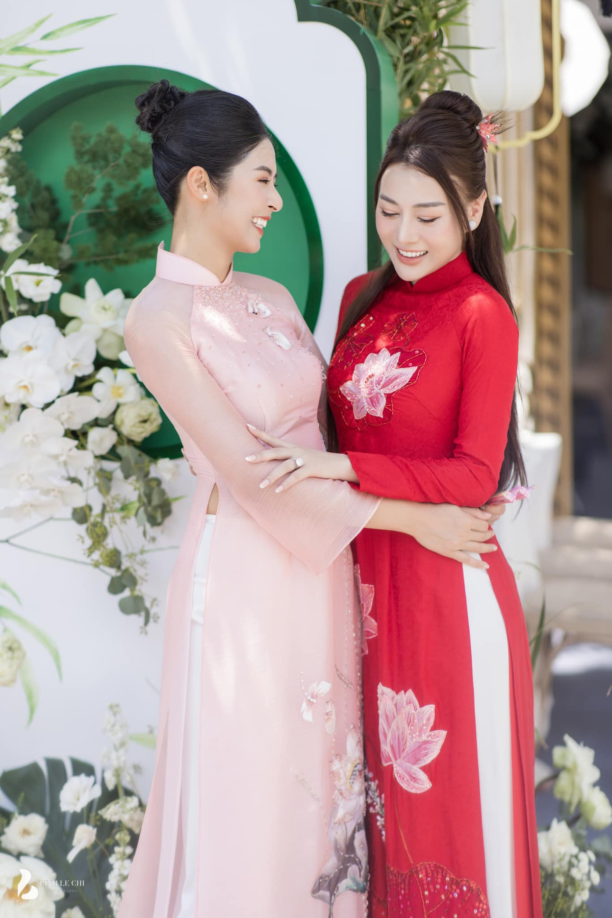 Hai chiếc áo dài Phương Oanh diện trong lễ ăn hỏi do Hoa hậu Ngọc Hân thiết kế.