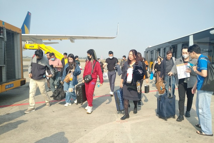 Đề nghị tăng cường xe đón khách từ các chuyến bay đêm De nghi tang cuong xe don khach tu cac chuyen bay dem