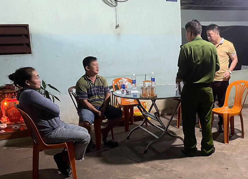 Điều tra: Tài xế “rút ruột” cà phê của chủ hàng Dieu tra: Tai xe “rut ruot” ca phe cua chu hang