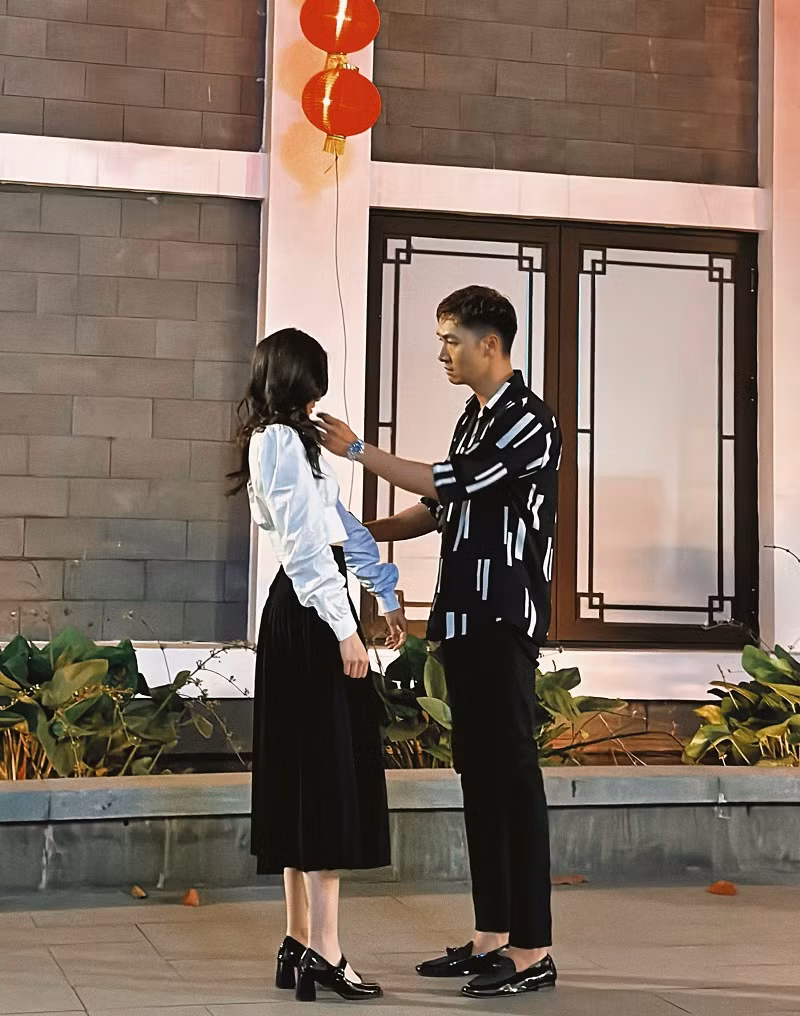 “Lúc đọc kịch bản, tôi có những suy nghĩ riêng về câu chuyện của Ly. Nhưng nhờ đạo diễn Bùi Tiến Huy, tôi có thêm góc nhìn khác, sâu sắc và đa chiều hơn. Tôi rất yêu bộ phim và vai diễn này”, cô cho hay.