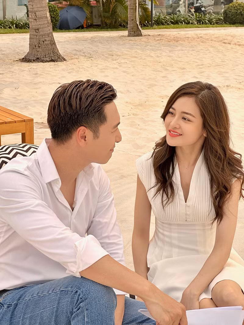 Cô tâm sự: “Ngoài đời có nhiều cặp đôi như vậy lắm. Họ đường ai nấy đi, không thể về lại bên nhau nhưng trưởng thành hơn sau trải nghiệm ấy. Có thể vì tôi chưa trải qua cuộc tình nào như vậy nên tôi mới mong phim kết thúc buồn. Nỗi buồn thường làm người ta nhớ lâu và thực tế là có nhiều nỗi buồn rất đẹp”.