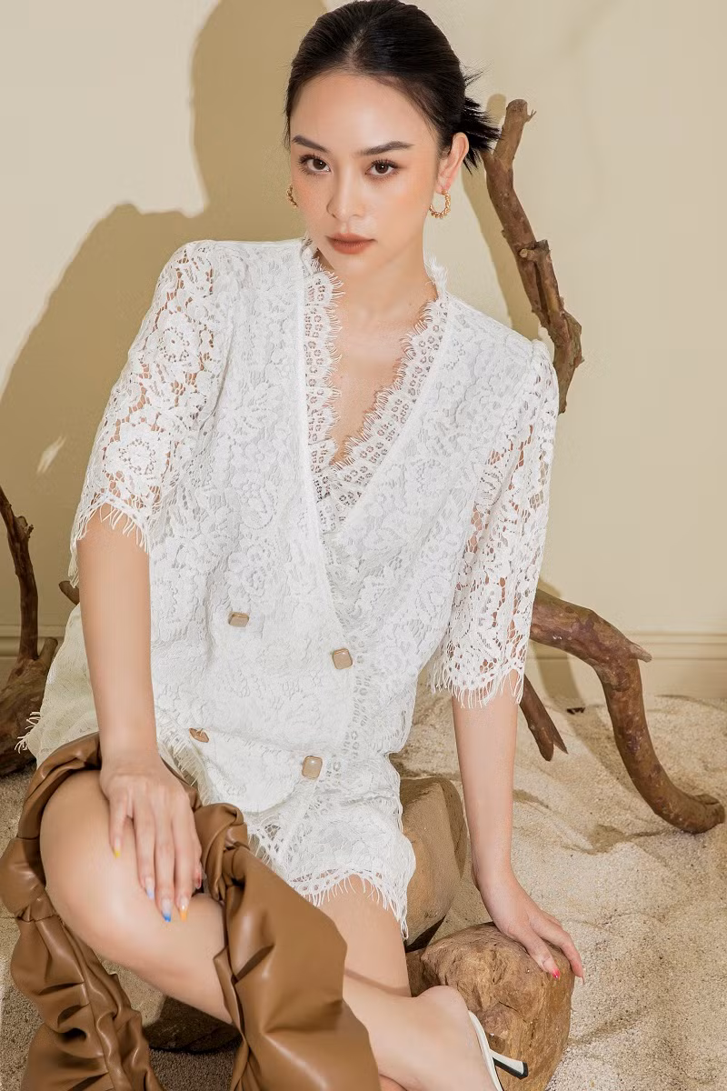 Mỹ nhân 9X từng theo học nhiều khóa diễn xuất có uy tín tại Việt Nam như Autumn Meeting (Gặp gỡ mùa thu), A.C.T academy của Kathy Uyên.