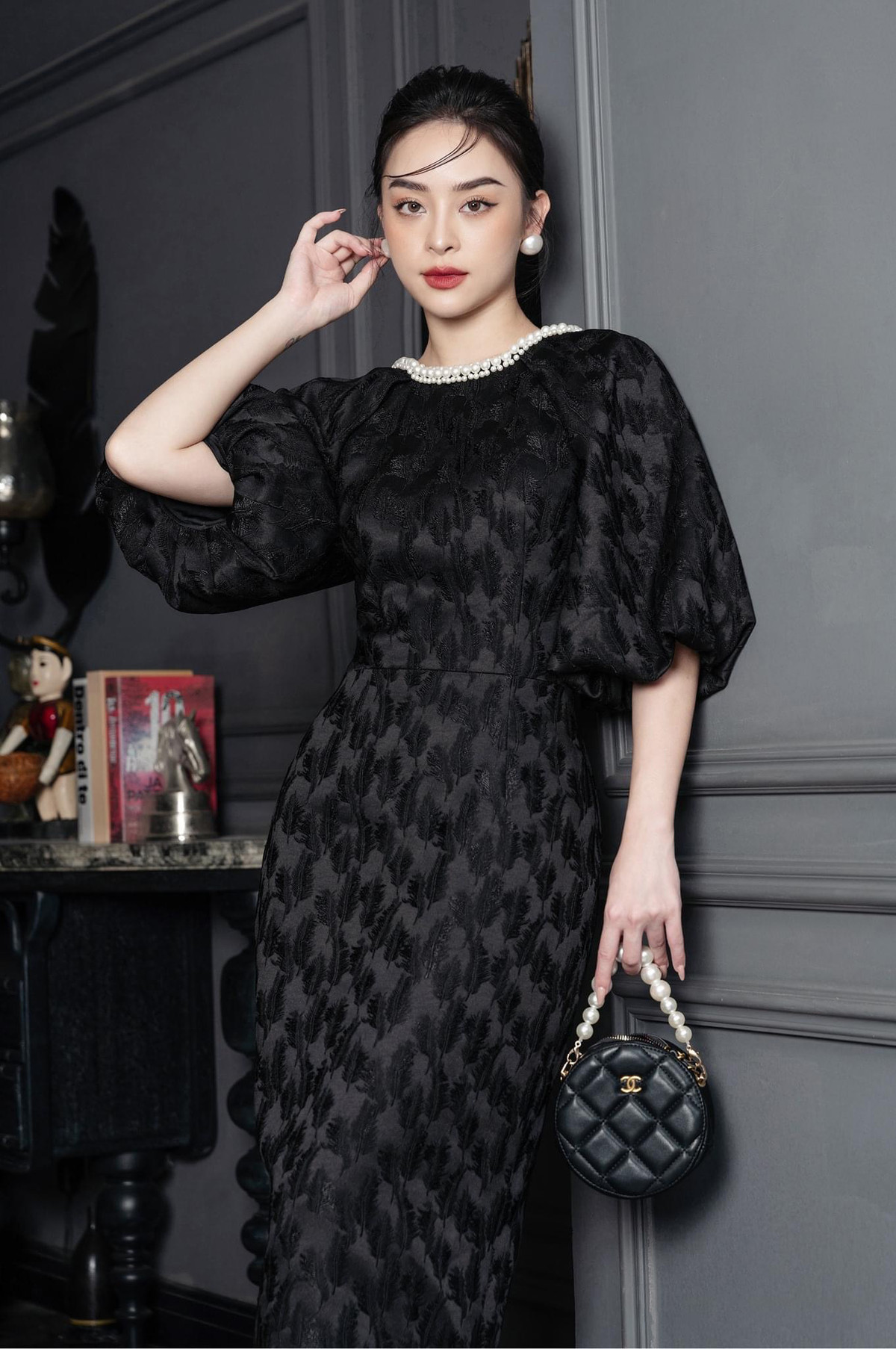 Bangkok Today cũng cho biết cô nàng là “mẫu ảnh kiêm founder của một thương hiệu thẩm mỹ hạng sang Việt Nam, có thành tích ấn tượng với 10 năm trong nghề và từng làm mẫu ảnh cho trên 100 thương hiệu lớn nhỏ tại Việt Nam”.