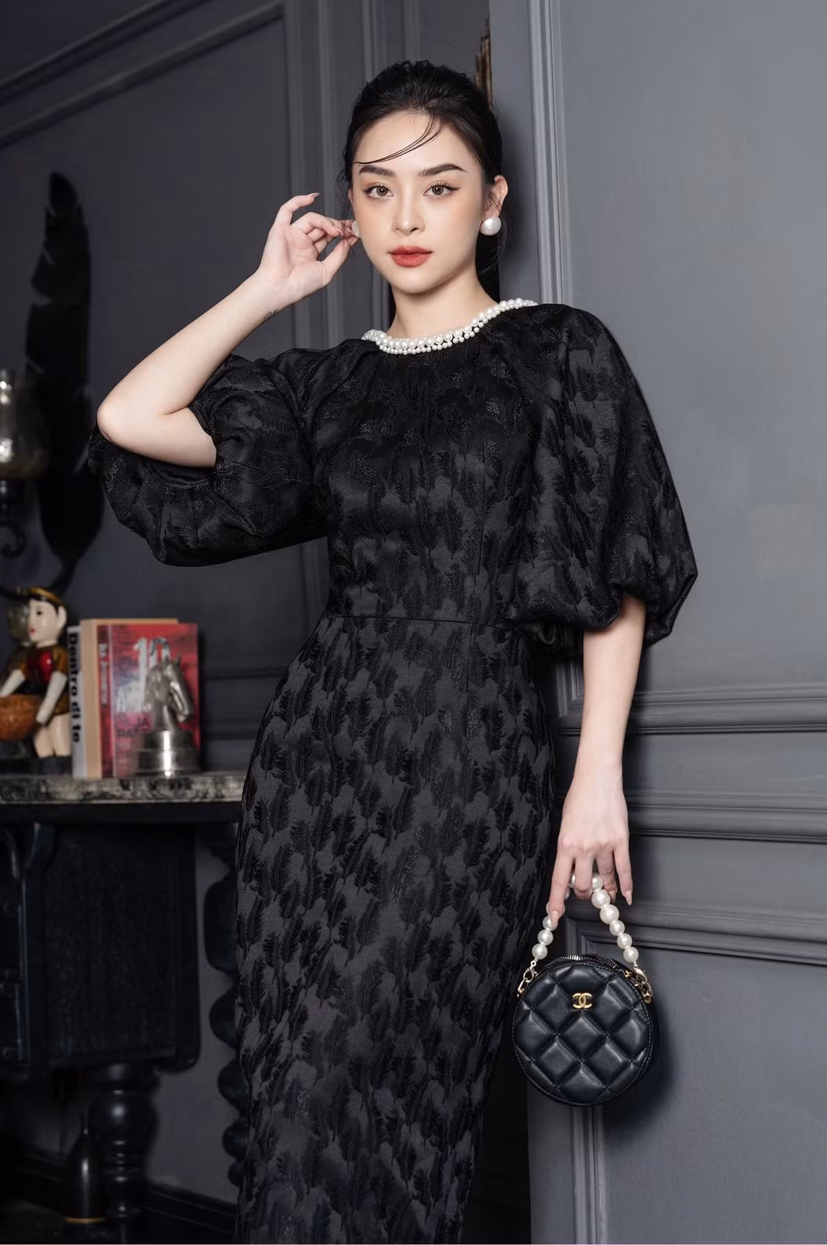 Bangkok Today cũng cho biết cô nàng là “mẫu ảnh kiêm founder của một thương hiệu thẩm mỹ hạng sang Việt Nam, có thành tích ấn tượng với 10 năm trong nghề và từng làm mẫu ảnh cho trên 100 thương hiệu lớn nhỏ tại Việt Nam”.