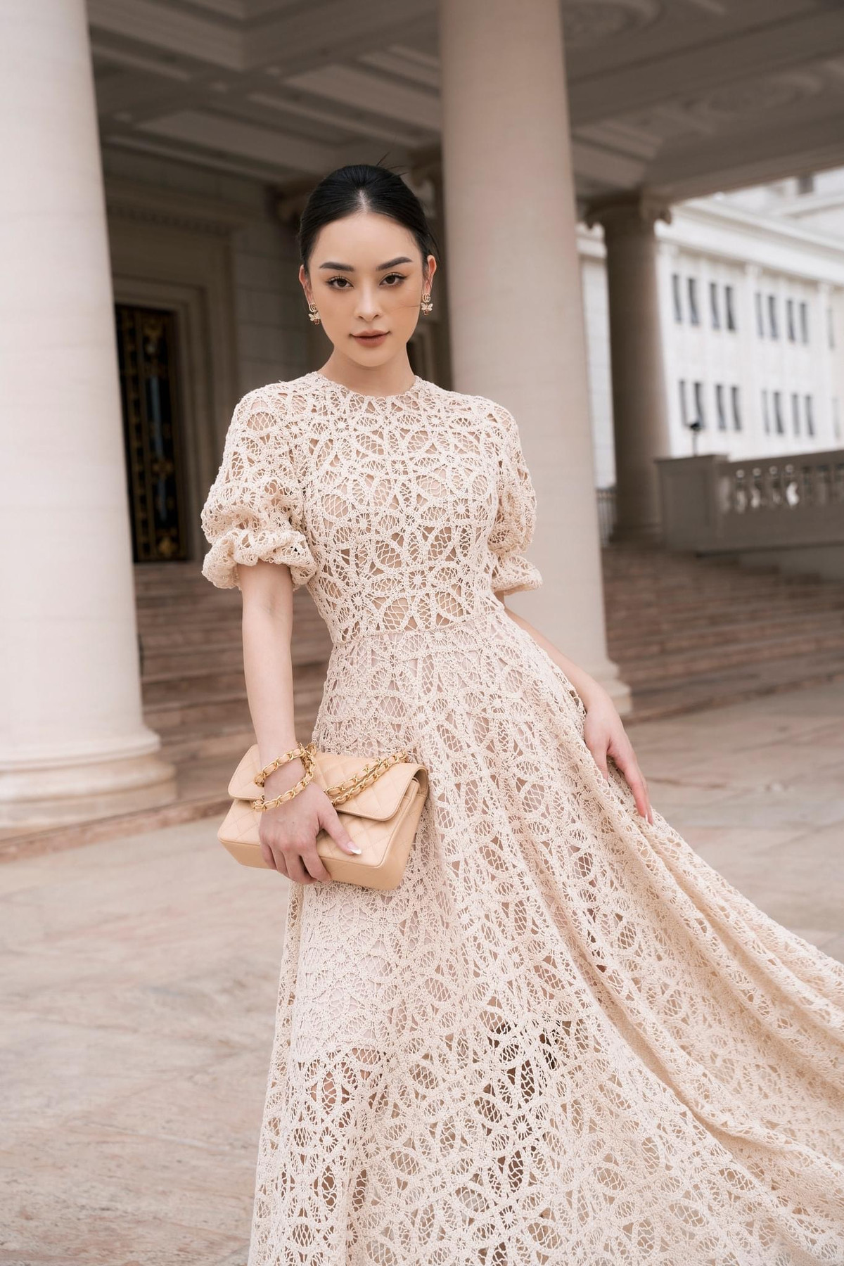 Vừa tạo dựng được tên tuổi trong làng mẫu ảnh lại thành công trong công việc kinh doanh, hot girl 9X thường xuyên chia sẻ về cuộc sống sang chảnh, với hàng hiệu và những chuyến du lịch xa xỉ trên mạng xã hội.