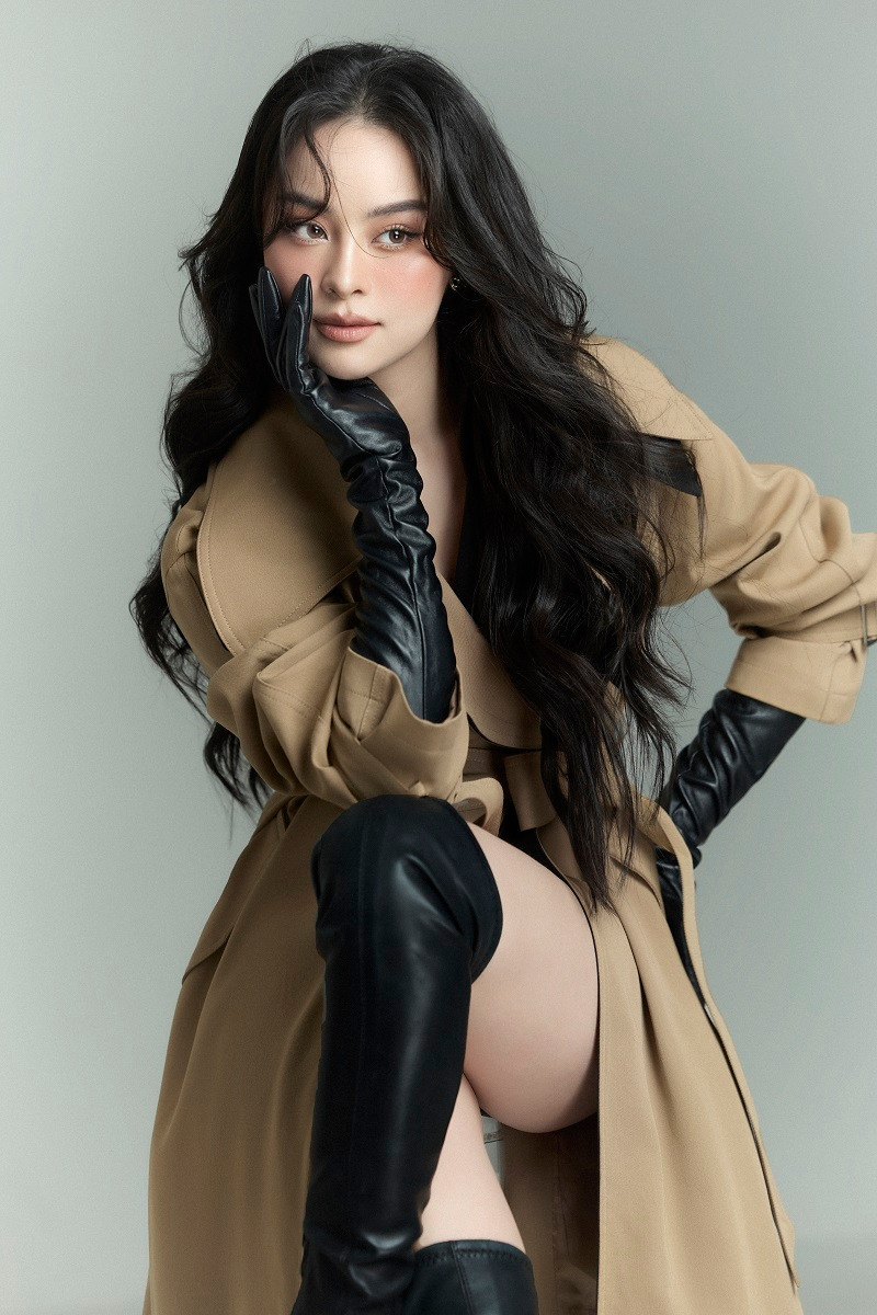 Trang báo nổi tiếng không chỉ dành dành cho nàng mẫu ảnh 9X những mỹ từ về gương mặt, vóc dáng mà còn ưu ái nhận định gương mặt và biểu cảm của Chi Hoàng có nhiều nét tương đồng với các sao hạng A Thái, đặc biệt là trong những hình ảnh mới nhất cô đăng tải trên trang cá nhân Facebook.