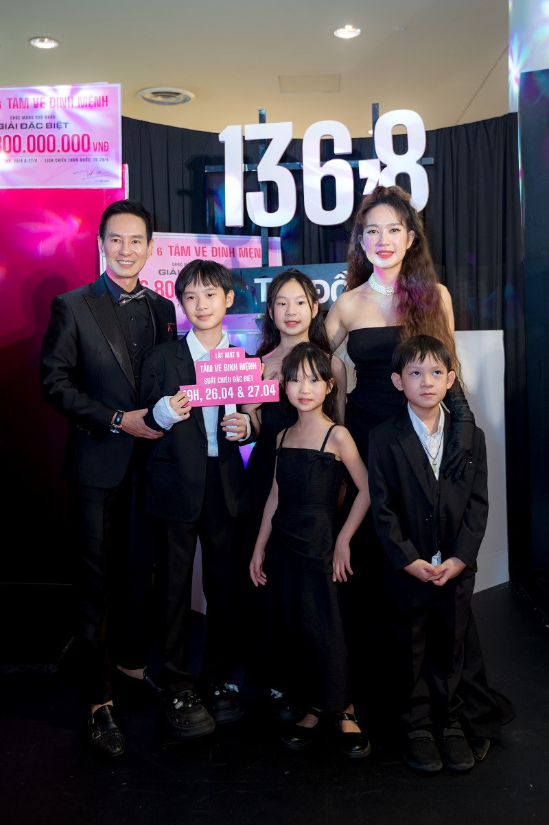 Tối ngày 25/4, phim " Lật mặt 6: Tấm vé định mệnh" đã có buổi ra mắt tại TP HCM. Xuất hiện tại sự kiện, gia đình Lý Hải - Minh Hà mặc đồng điệu tươi rói trên thảm đỏ.