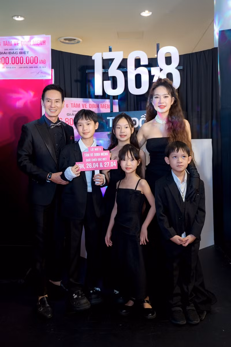 Tối ngày 25/4, phim " Lật mặt 6: Tấm vé định mệnh" đã có buổi ra mắt tại TP HCM. Xuất hiện tại sự kiện, gia đình Lý Hải - Minh Hà mặc đồng điệu tươi rói trên thảm đỏ.