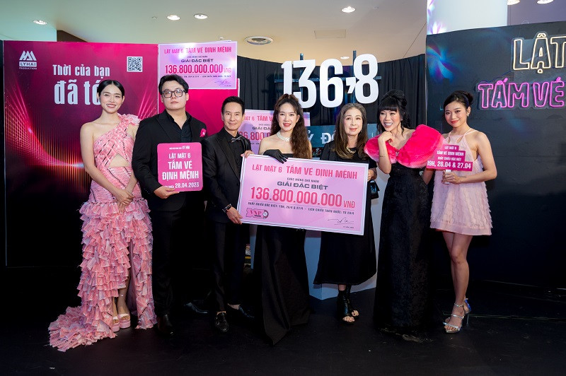 Nữ diễn viên cũng tranh thủ “khoe” chiếc váy độc đáo được làm từ 2.000 tấm vé số mà mình ấp ủ từ hai tháng trước.