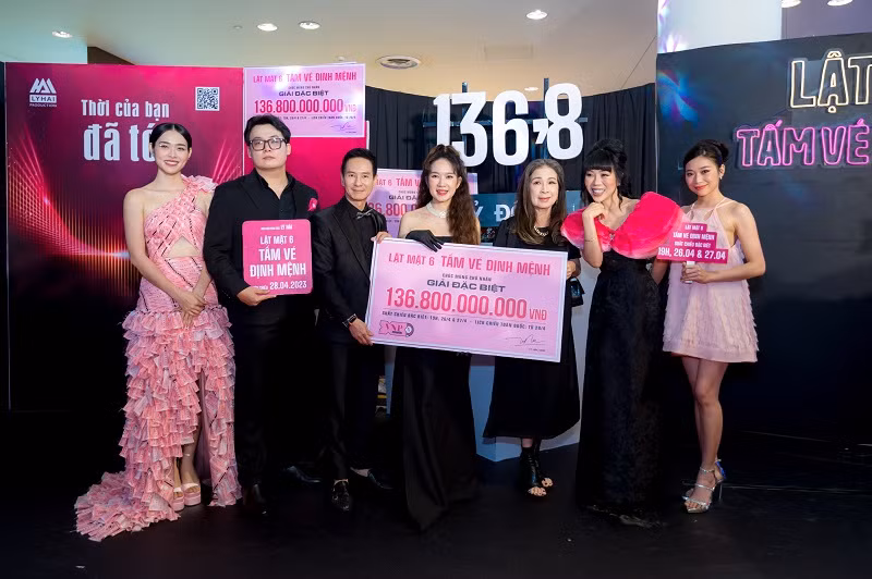 Nữ diễn viên cũng tranh thủ “khoe” chiếc váy độc đáo được làm từ 2.000 tấm vé số mà mình ấp ủ từ hai tháng trước.