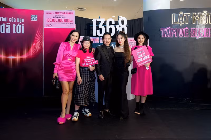 Siêu mẫu Thúy Hạnh nổi bật tại sự kiện ra mắt phim "Lật mặt 6".