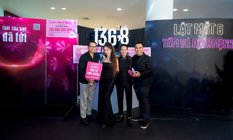 Sau buổi công chiếu, người xem đã dành nhiều lời khen ngợi cho siêu phẩm của Lý Hải. Trong hình Huỳnh Đông, nghệ sĩ Quyền Linh đến chúc mừng vợ chồng Lý Hải.