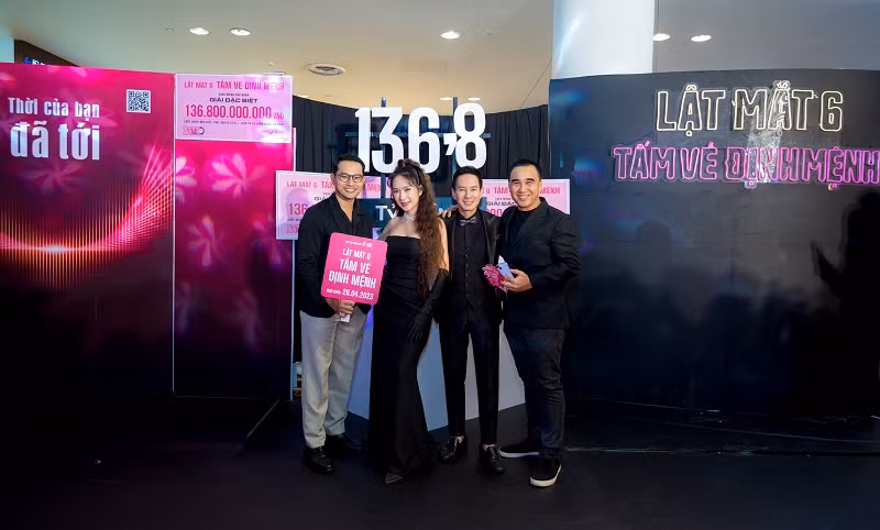 Sau buổi công chiếu, người xem đã dành nhiều lời khen ngợi cho siêu phẩm của Lý Hải. Trong hình Huỳnh Đông, nghệ sĩ Quyền Linh đến chúc mừng vợ chồng Lý Hải.