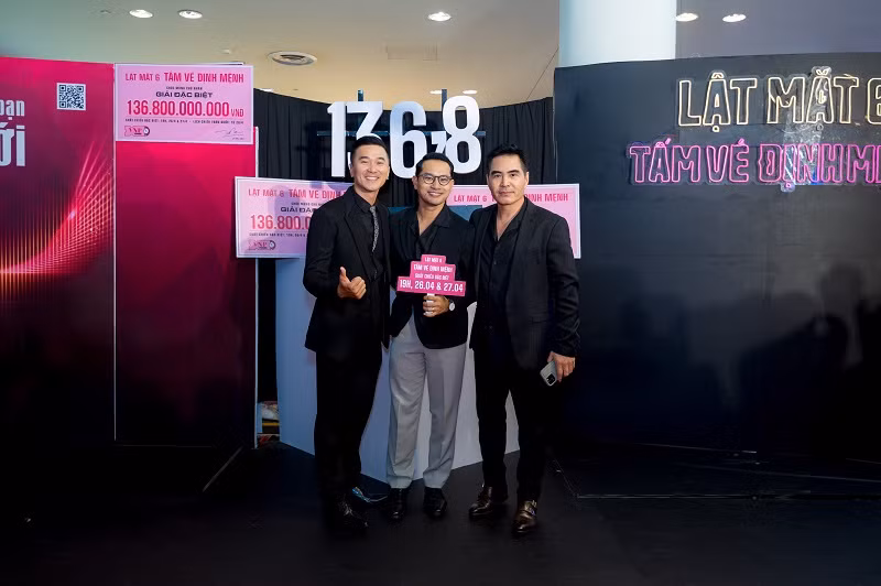 Trung Dũng thì cho rằng cảnh đào mộ là kỷ niệm đáng nhớ nhất khi quay phim: “Thật ra đóng một bộ phim nào cũng có những khó khăn, vất vả và niềm vui riêng. Nhưng trong Lật mặt 6: Tấm vé định mệnh thì có một cảnh quay làm mình nhớ nhất chính là đào mộ trong nghĩa trang. Lúc đó trời vừa tối vừa mưa nên tụi mình vừa lạnh vừa sợ”.