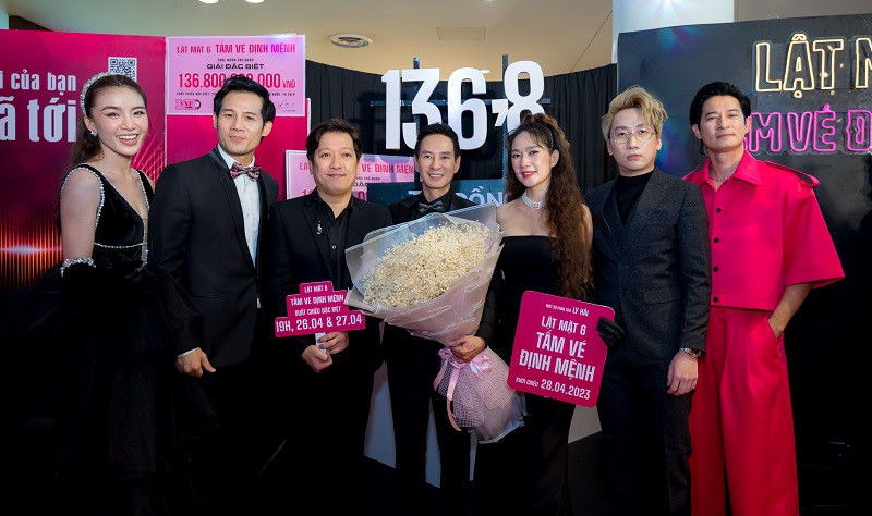 Trường Giang có mặt để chúc mừng ê-kíp phim.