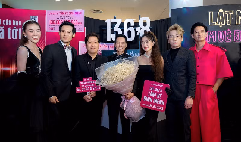 Trường Giang có mặt để chúc mừng ê-kíp phim.