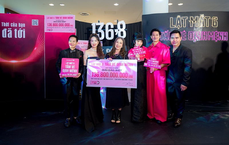 Trên sân khấu, vị đạo diễn cũng tổ chức “trao giải” tấm vé số 136,8 tỷ đồng. Nhân cơ hội này, dàn diễn viên phim có dịp “lặt mặt” và “bóc phốt” Lý Hải. Huy Khánh tiết lộ: “Có một cảnh phim mà Lý Hải nổi cộc với 6 anh em luôn là phân đoạn trong bệnh viện. Cả nhóm phải hát chung một ca khúc nhưng dở tới mức ảnh phải thốt lên là từ hồi làm ca sĩ tới giờ chưa từng thấy ai hát không vào nhịp một chút nào như mấy người này”.