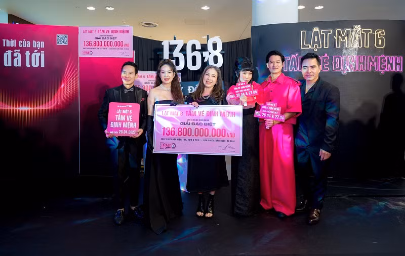 Trên sân khấu, vị đạo diễn cũng tổ chức “trao giải” tấm vé số 136,8 tỷ đồng. Nhân cơ hội này, dàn diễn viên phim có dịp “lặt mặt” và “bóc phốt” Lý Hải. Huy Khánh tiết lộ: “Có một cảnh phim mà Lý Hải nổi cộc với 6 anh em luôn là phân đoạn trong bệnh viện. Cả nhóm phải hát chung một ca khúc nhưng dở tới mức ảnh phải thốt lên là từ hồi làm ca sĩ tới giờ chưa từng thấy ai hát không vào nhịp một chút nào như mấy người này”.