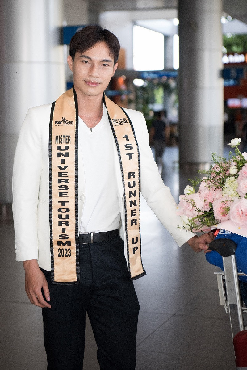 Chiều 22/3, Á vương Huỳnh Võ Hoàng Sơn đã đáp chuyến bay từ Bali, Indonesia về nước sau hơn 10 ngày "chinh chiến" tại Mister Universe Tourism 2023. Xuất hiện tại sân bay, tân Á vương Du lịch diện vest trắng lịch lãm.