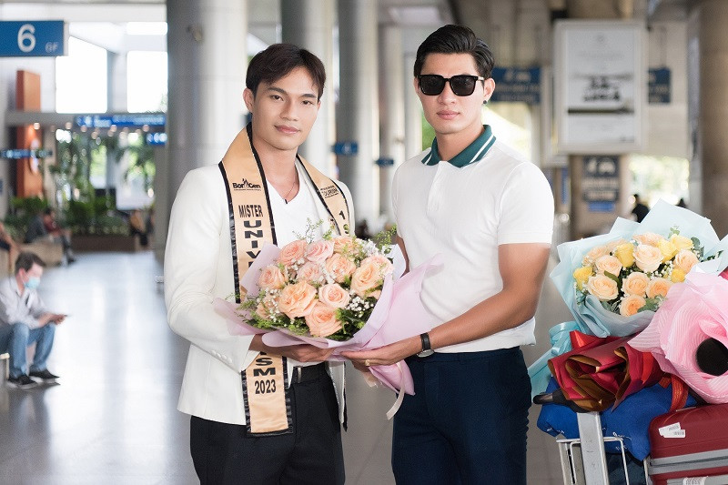 Tân Á vương Du lịch Hoàng Sơn vui mừng bày tỏ: "Thực sự khi ngồi trên máy bay, tôi ước sẽ được ngủ bù thật nhiều sau những ngày căng thẳng tham gia cuộc thi và lịch trình dày đặc sau cuộc thi cùng Top 3 tại Bali. Nhưng khi đáp xuống sân bay, tôi rất bất ngờ và hạnh phúc, quên hết cả mệt mỏi khi được các anh chị, bạn bè cùng khán giả chào đón nhiệt tình như vậy".